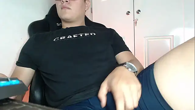 Plug Control online show from 09/18/25, 03:31