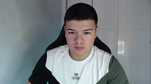 Plug Control online show from 09/28/25, 03:52