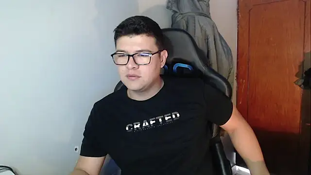 Snapshot of Plug_Control chatting on 12/19/25, 04:31 Plug Control online show from 12/19/25, 04:31