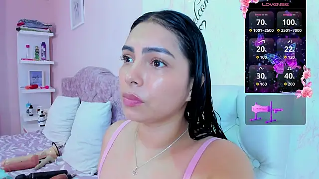 Snapshot of evelinn_belen chatting on 04/27/26, 04:27 evelinn belen online show from 04/27/26, 04:27