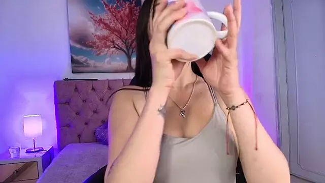 Snapshot of Julianaa_Castro_ chatting on 11/18/25, 11:35 Julianaa Castro online show from 11/18/25, 11:35