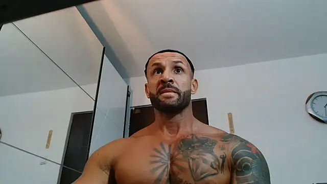 Snapshot of Magnificmuscles89 chatting on 06/16/26, 10:32 Magnificmuscles89 online show from 06/16/26, 10:32