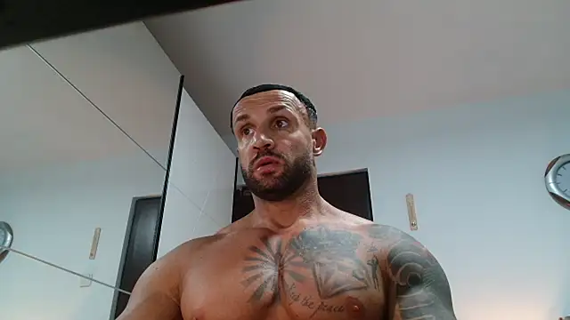 Snapshot of Magnificmuscles89 chatting on 05/21/26, 04:04 Magnificmuscles89 online show from 05/21/26, 04:04