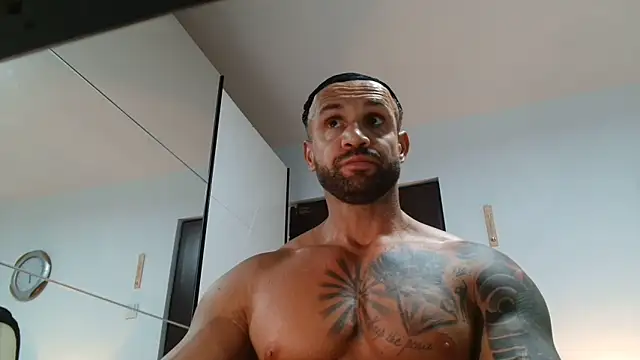 Snapshot of Magnificmuscles89 chatting on 05/22/26, 03:43 Magnificmuscles89 online show from 05/22/26, 03:43