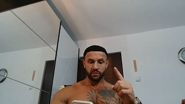 Snapshot of Magnificmuscles89 chatting on 06/20/26, 10:42 Magnificmuscles89 online show from 06/20/26, 10:42