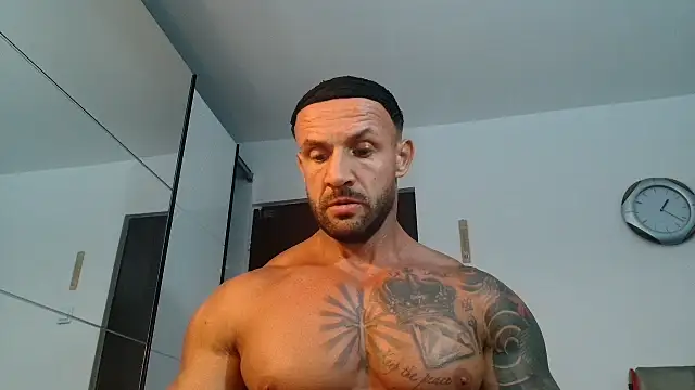 Snapshot of Magnificmuscles89 chatting on 07/13/26, 10:42 Magnificmuscles89 online show from 07/13/26, 10:42