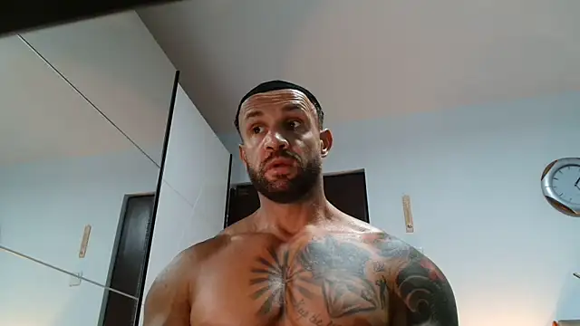 Snapshot of Magnificmuscles89 chatting on 05/25/26, 10:25 Magnificmuscles89 online show from 05/25/26, 10:25