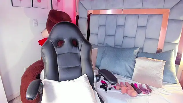 kitty roouse online show from 12/19/25, 08:22