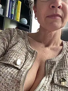 AnnikaRose online show from 04/01/26, 11:33