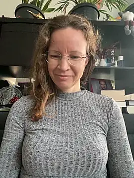 AnnikaRose online show from 11/18/25, 06:50