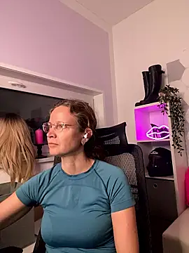 AnnikaRose online show from 01/11/26, 01:40