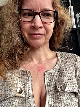 AnnikaRose online show from 04/14/26, 06:07