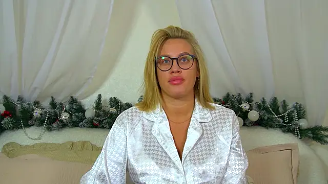 MariaNeumann online show from 12/21/25, 06:09