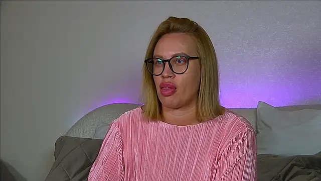 MariaNeumann online show from 10/19/25, 06:32