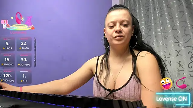 AdriannaLily online show from 05/08/26, 04:33