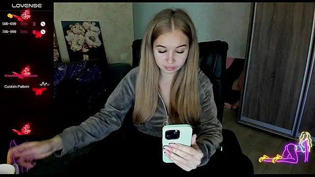  NigoNika online show from 11/06/25, 11:36