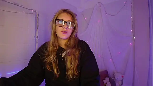 Giia paiige18 online show from 10/31/25, 03:03