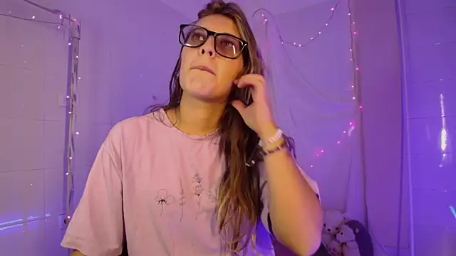 Snapshot of Giia_paiige18 chatting on 10/08/25, 12:45 Giia paiige18 online show from 10/08/25, 12:45