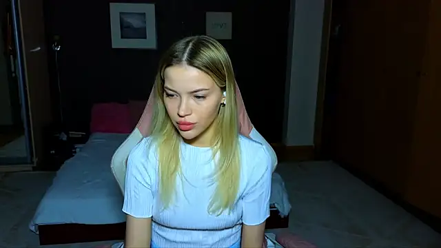 Snapshot of EmmyMills chatting on 02/16/25, 10:22 EmmyMills online show from 02/16/25, 10:22