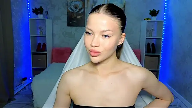 Snapshot of EmmyMills chatting on 06/15/26, 06:18 EmmyMills online show from 06/15/26, 06:18