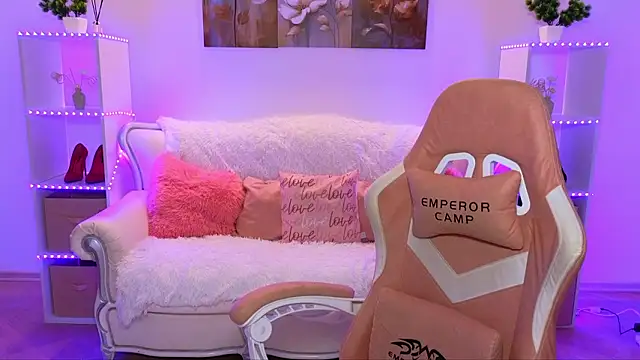 Snapshot of EmmyMills chatting on 01/13/26, 06:01 EmmyMills online show from 01/13/26, 06:01