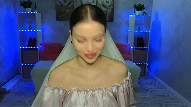 Snapshot of EmmyMills chatting on 02/06/26, 11:01 EmmyMills online show from 02/06/26, 11:01