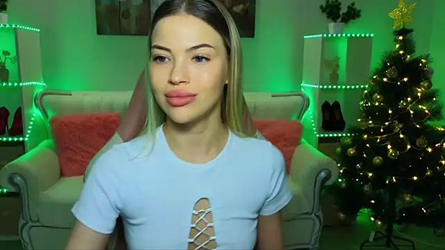 Snapshot of EmmyMills chatting on 12/21/25, 10:32 EmmyMills online show from 12/21/25, 10:32