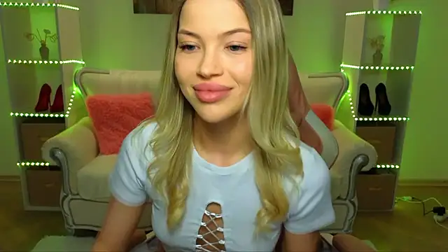 Snapshot of EmmyMills chatting on 01/10/26, 06:03 EmmyMills online show from 01/10/26, 06:03