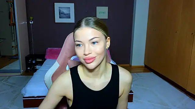 Snapshot of EmmyMills chatting on 02/02/25, 11:21 EmmyMills online show from 02/02/25, 11:21
