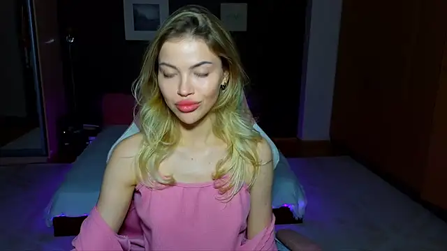 Snapshot of EmmyMills chatting on 02/15/25, 10:21 EmmyMills online show from 02/15/25, 10:21