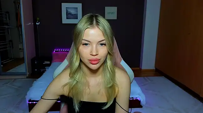 Snapshot of EmmyMills chatting on 03/04/25, 12:18 EmmyMills online show from 03/04/25, 12:18