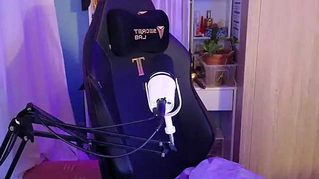 MemiKouki online show from 11/18/25, 07:39