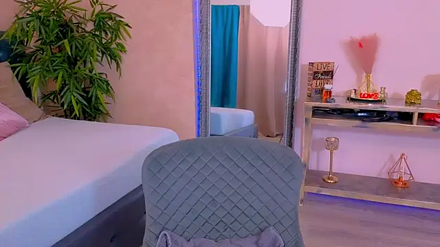 MichelleReys online show from 11/12/25, 08:12