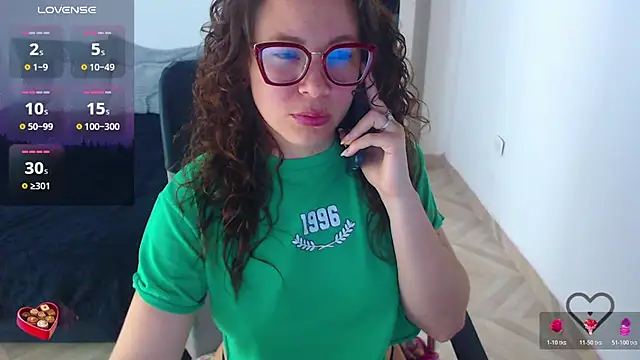 Snapshot of SharonR1 chatting on 07/16/26, 01:24 SharonR1 online show from 07/16/26, 01:24