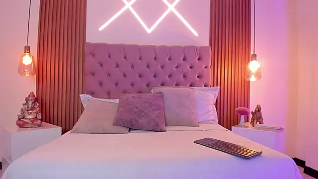 Sophia turneer online show from 12/16/25, 04:17