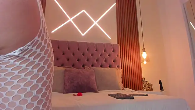 Sophia turneer online show from 12/20/25, 10:29