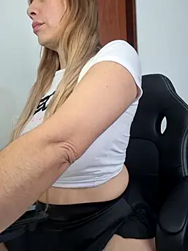 Snapshot of FREYJA- chatting on 02/22/26, 08:54 FREYJA- online show from 02/22/26, 08:54