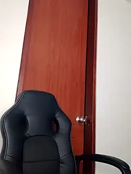 Snapshot of FREYJA- chatting on 10/18/25, 06:43 FREYJA- online show from 10/18/25, 06:43