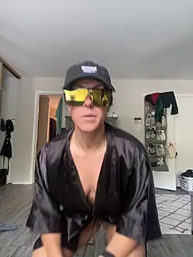 Snapshot of mrs__unknown chatting on 10/12/25, 04:30 mrs unknown online show from 10/12/25, 04:30