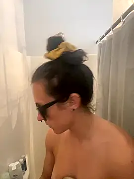 Snapshot of mrs__unknown chatting on 09/26/25, 11:00 mrs unknown online show from 09/26/25, 11:00