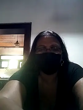 Snapshot of FemMom chatting on 10/08/25, 09:44 FemMom online show from 10/08/25, 09:44