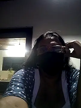 Snapshot of FemMom chatting on 10/09/25, 01:44 FemMom online show from 10/09/25, 01:44