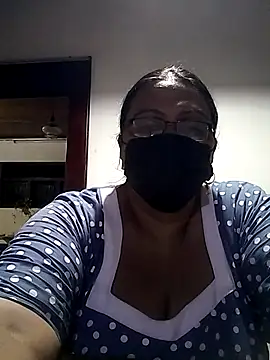 Snapshot of FemMom chatting on 10/05/25, 03:25 FemMom online show from 10/05/25, 03:25