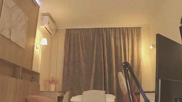 MiaThaine online show from 04/03/26, 03:29