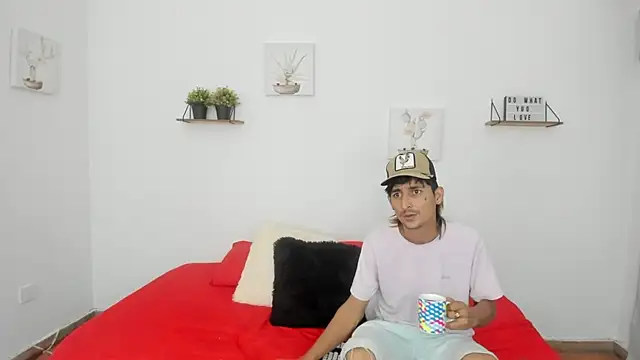 Snapshot of Zamu_1992 chatting on 02/15/25, 02:26 Zamu 1992 online show from 02/15/25, 02:26