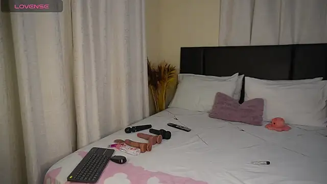 Snapshot of _Watuluv_ chatting on 03/10/25, 04:03  Watuluv  online show from 03/10/25, 04:03