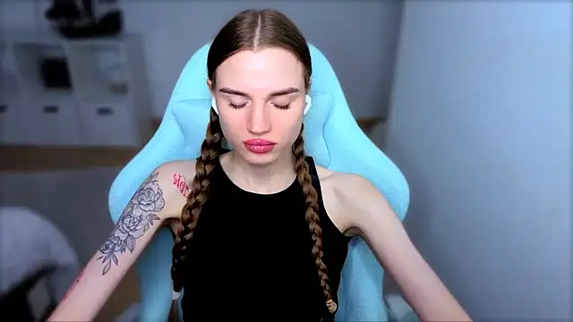 StellaLawless online show from 10/03/25, 08:32