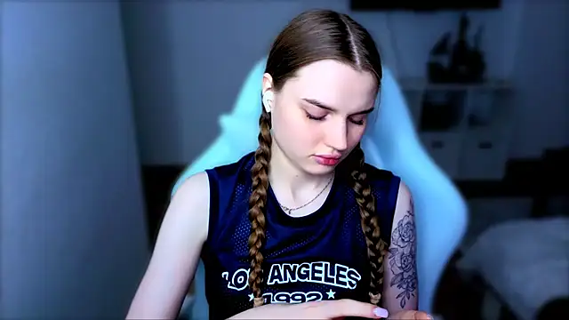 StellaLawless online show from 12/05/25, 08:28