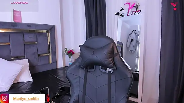 MarilynSmIith online show from 11/25/25, 01:00