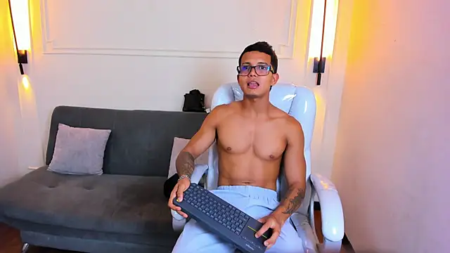 Paradise boy s online show from 04/14/26, 04:12